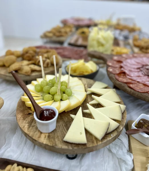 Variedade de aperitivos preparados pela Aperidrinks para eventos privados.