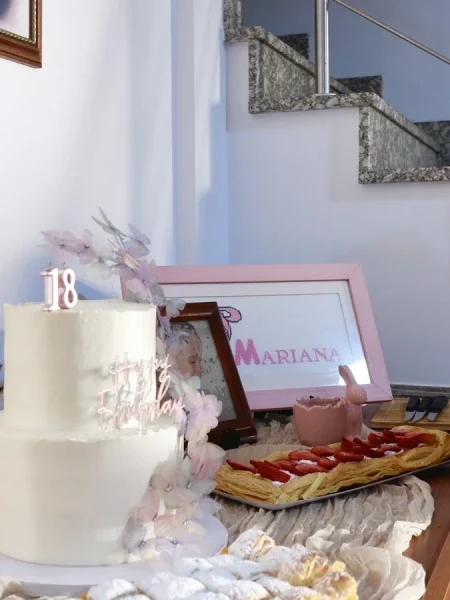 Mesa de aniversário com bolo decorado, folhados e detalhes elegantes preparados pela Aperidrinks.