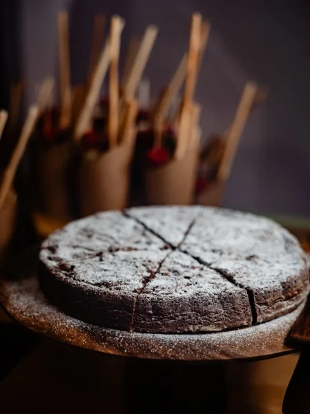 Bolo caseiro servido em evento de inverno, integrado num serviço de catering em espaço interior
