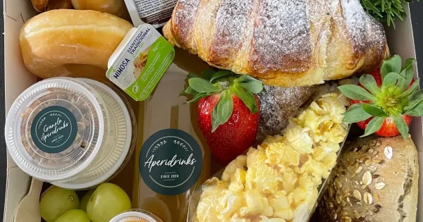 Box de pequeno-almoço personalizada com produtos frescos e apresentação cuidada, preparada pela Aperidrinks em Felgueiras