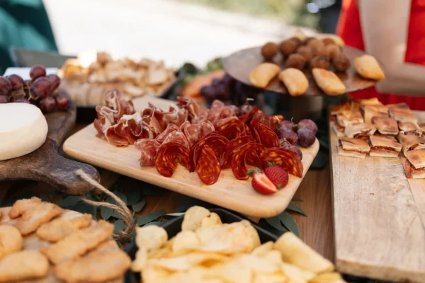 Mesa de catering Aperidrinks com tábuas de enchidos, queijos e aperitivos em Felgueiras