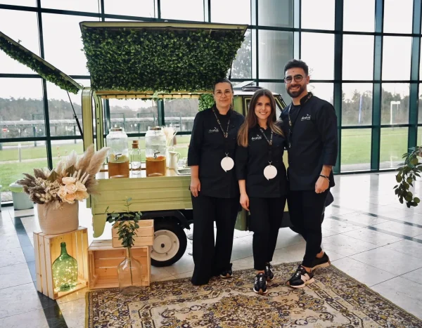 Equipa Aperidrinks junto ao carrinho de catering decorado em Felgueiras