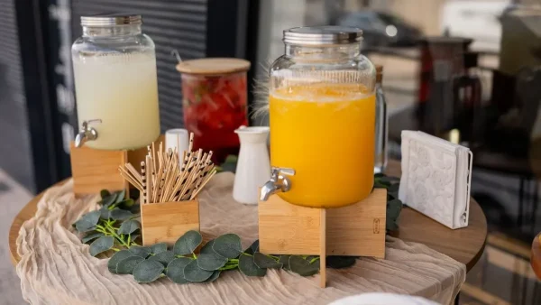 Coffee break para empresas em Felgueiras com sumos naturais e bebidas servidas em reunião profissional