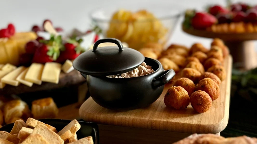 Mesa de catering com variedade de aperitivos preparados para eventos em Felgueiras