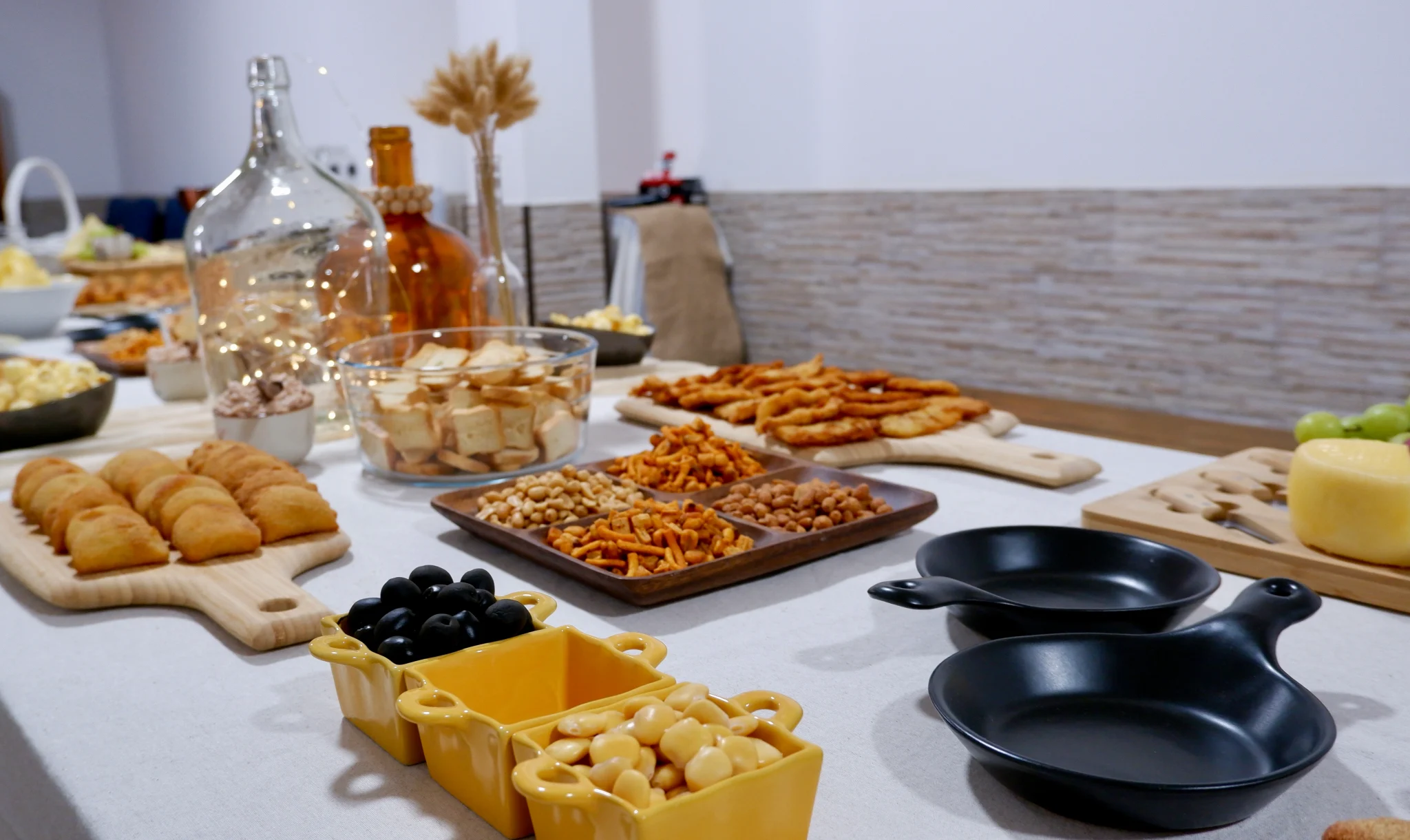 Mesa de aperitivos elegante preparada pela Aperidrinks para eventos privados.