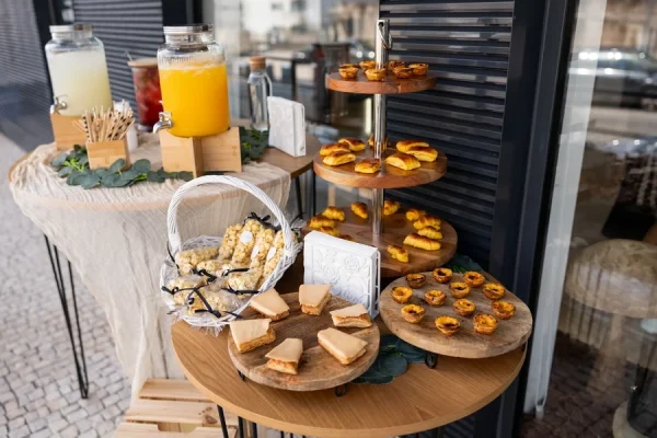 Mesa de aperitivos com bebidas e salgados preparada pela Aperidrinks para eventos privados