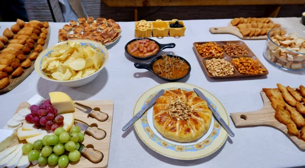 Variedade de aperitivos preparados pela Aperidrinks para eventos privados.