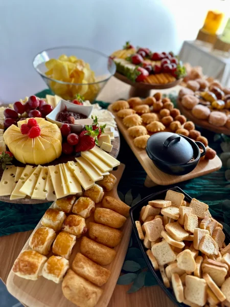 Mesa de aperitivos com queijos, folhados e salgados para catering de casamentos da Aperidrinks.
