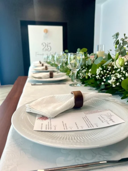 Mesa organizada para evento privado, exemplificando a importância do planeamento e do momento certo para contratar o catering em Felgueiras
