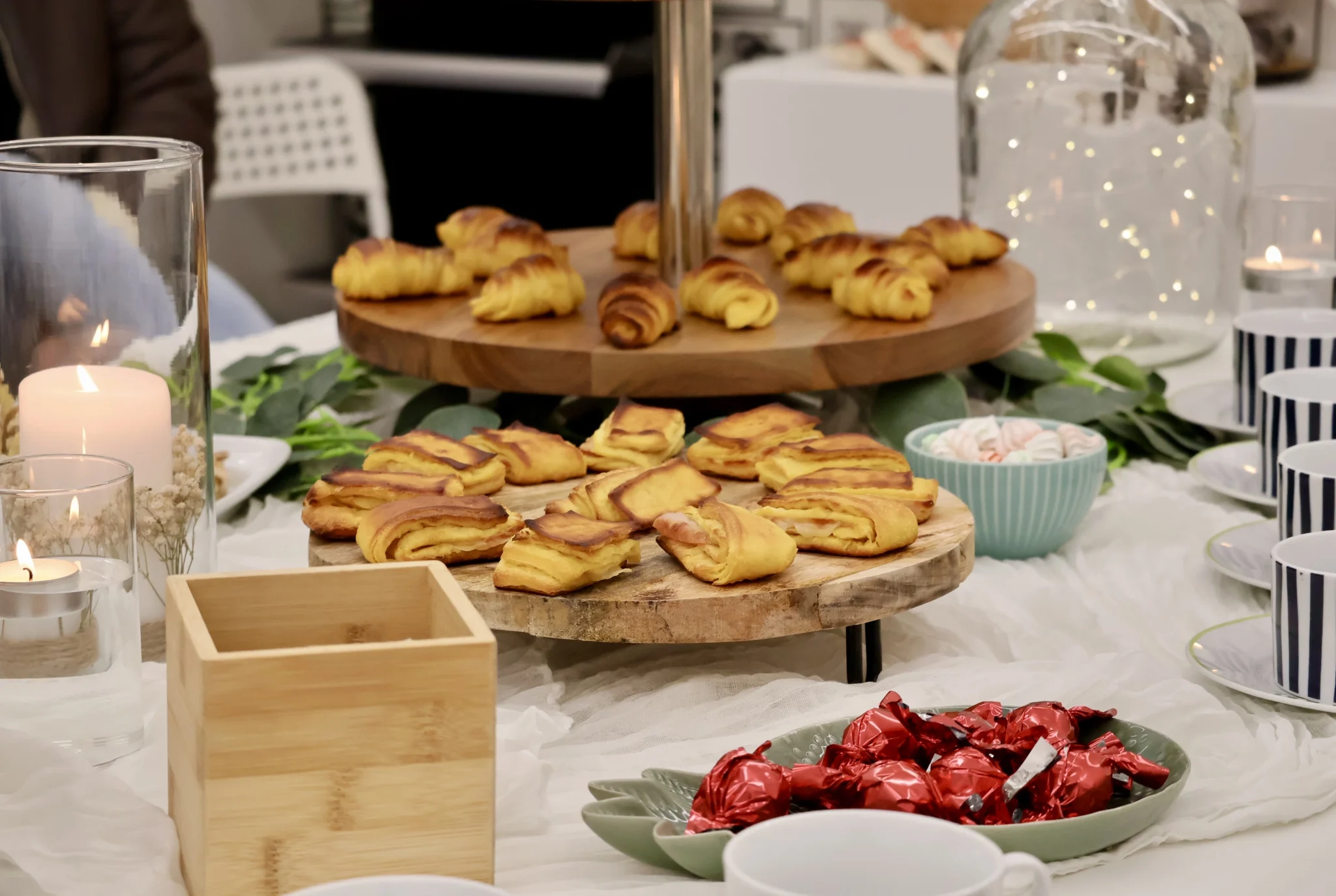 Mesa de catering organizada para evento privado, exemplificando quando contratar o catering para garantir um evento bem planeado em Felgueiras