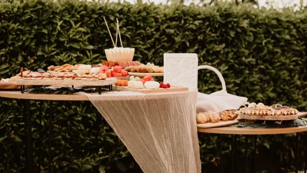 Mesa de aperitivos elegante para casamento ao ar livre, preparada pela Aperidrinks.