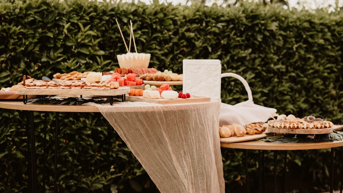 Mesa de aperitivos elegante para casamento ao ar livre, preparada pela Aperidrinks.